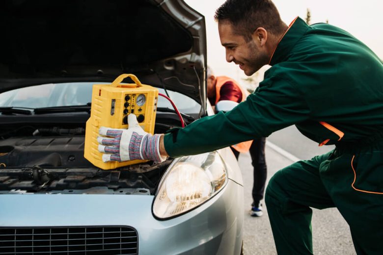 Man offering the serive of Roadside Assitance to a broken car - Cost-U-Less - cheap auto insurance in California